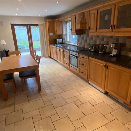 Cosy 4 Bedroom Galway House With Rear Garden Patio Exterior foto