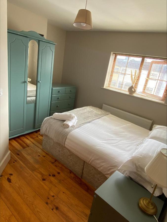 Cosy 4 Bedroom Galway House With Rear Garden Patio Exterior foto