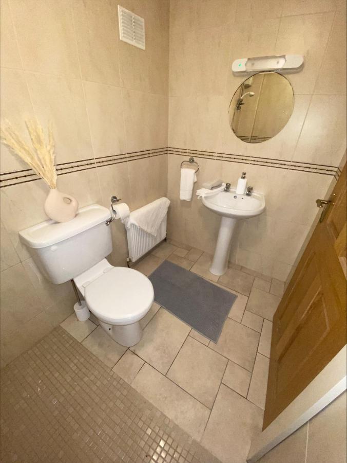 Cosy 4 Bedroom Galway House With Rear Garden Patio Exterior foto